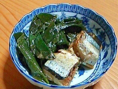 サンマの味噌煮缶でタマネギの葉のさっと煮